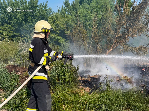 Пожежа охопила сміття та гаражі у Тернополі (ФОТО)