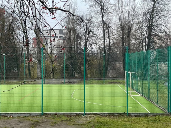 Діти знищують спортивний майданчик на території ліцею №21 у Тернополі (фото, відео)