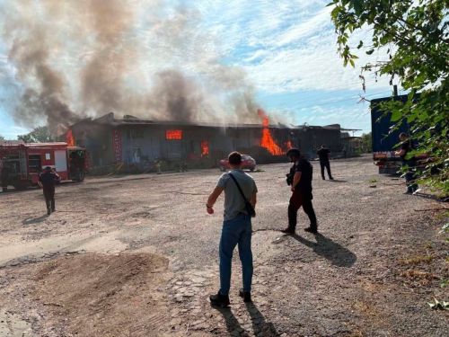 росія вдарила по відділенню Нової пошти у Гайсині: постраждали 5 осіб (фото)