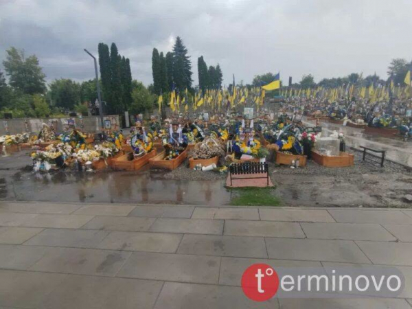 У Тернополі на кладовищі затопило могили військових (фото)