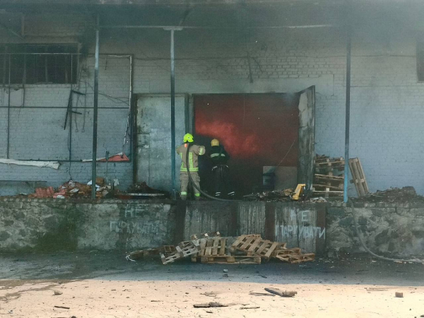 росія вдарила по відділенню Нової пошти у Гайсині: постраждали 5 осіб (фото)