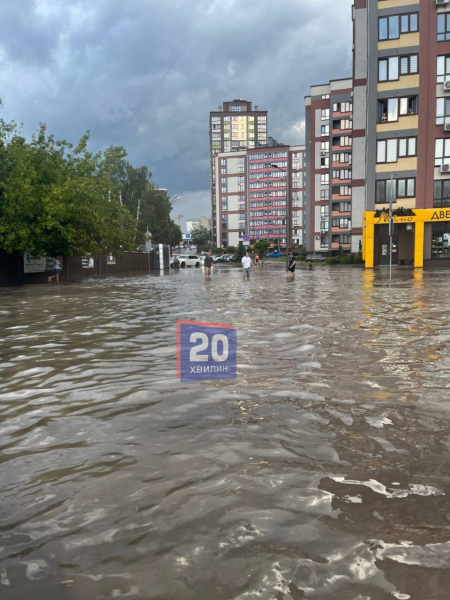 Вулиці та дороги перетворилися на ріки: Тернопіль накрила аномальна злива (фото, відео)