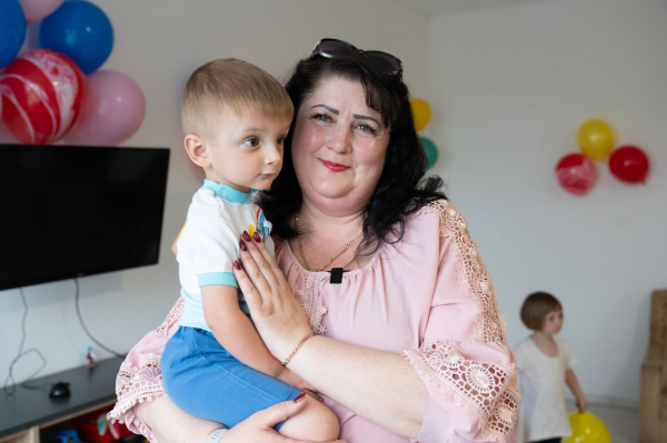 У селі Озерна відкрили дитячий будинок сімейного типу, де виховуватимуть дев'ятьох братів і сестер (фото)