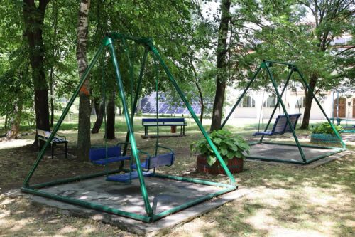 Біля озера в Копичинцях відновили дитячий майданчик (фото)