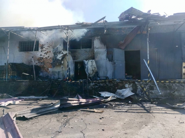 росія вдарила по відділенню Нової пошти у Гайсині: постраждали 5 осіб (фото)