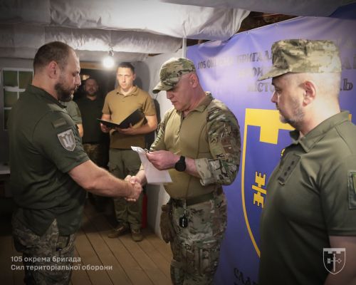 Командувач Сил ТрО Ігор Плахута вручив нагороди бійцям 105 бригади на Харківщині (фото)