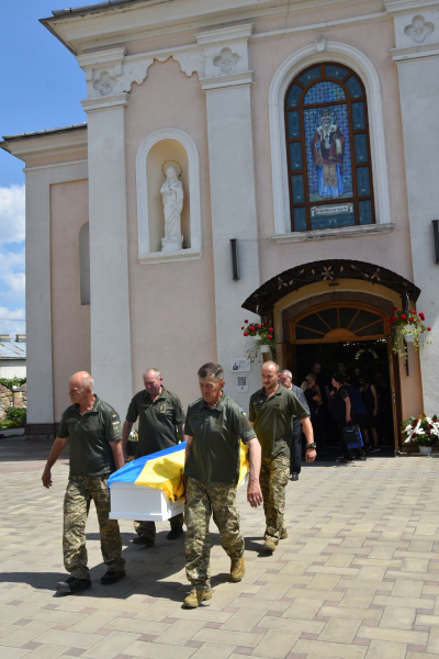 Теребовлянська громада провела в останню путь полеглого захисника Михайла Волочастого (фото)