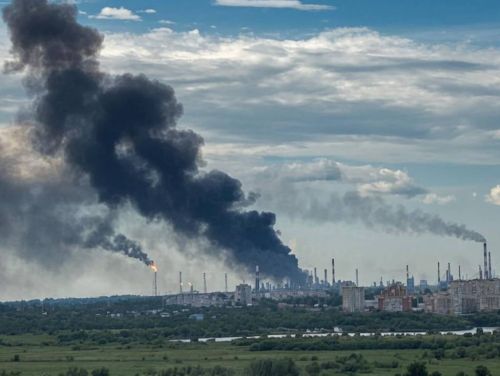 Дрони ССО вперше уразили найбільший нафтопереробний завод росії за 3000 км від України