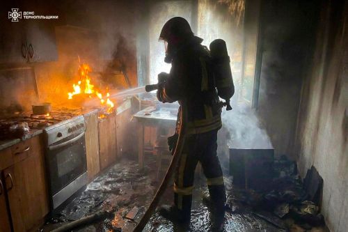 У Збаражі під час пожежі в багатоповерхівці врятували жінку