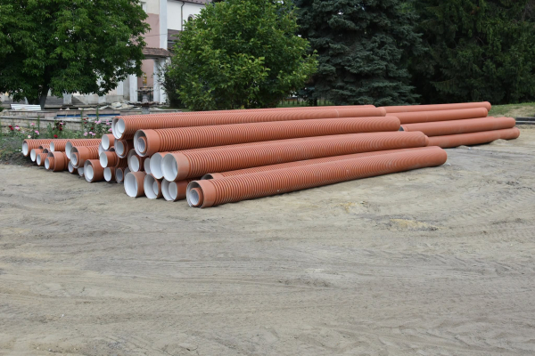Проводять водопостачання та каналізацію: на автомобільній дорозі М-19 в Теребовлі тривають ремонтні роботи (фото)