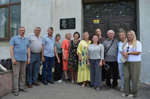 У Збаражі відкрили пам'ятну дошку поету, журналісту та громадському діячу Володимиру Кравчуку (фото)