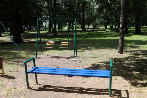 Біля озера в Копичинцях відновили дитячий майданчик (фото)