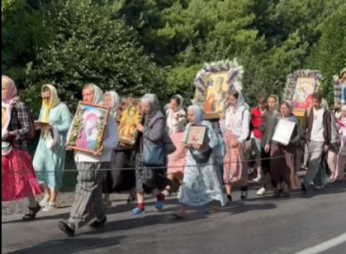 До Почаєва пішки: у мережі показали багатолюдну хресну ходу паломників московського патріархату (відео)