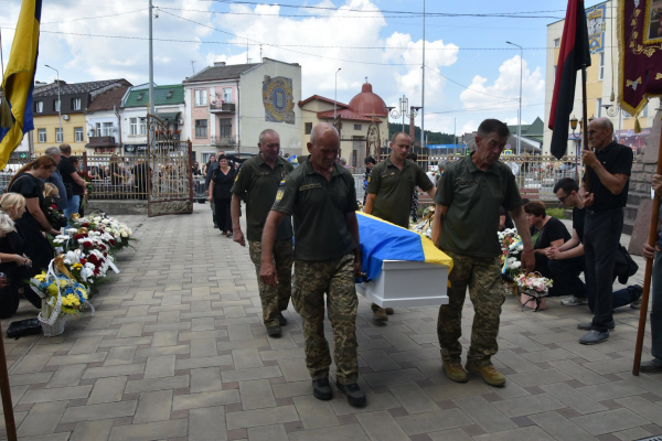 Теребовлянська громада провела в останню путь полеглого захисника Михайла Волочастого (фото)