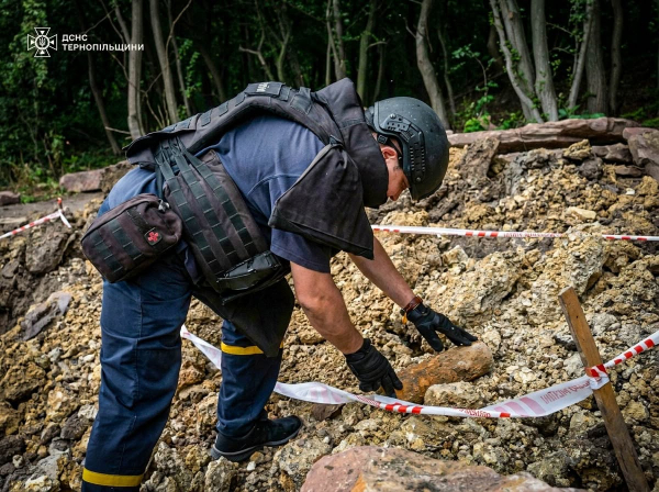 На подвір'ї у селі на Тернопільщині виявили артилерійський снаряд часів Другої світовой війни (фото)