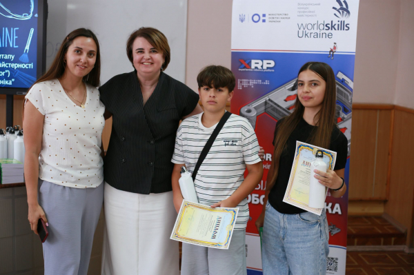 Школярі з Тернополя перемогли у всеукраїнських змаганнях із робототехніки (фото)