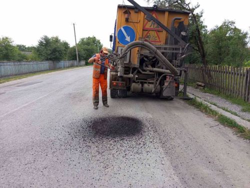 На дорогах Тернопільщини ліквідовують ями та наслідки негоди: які роботи тривають (фото)