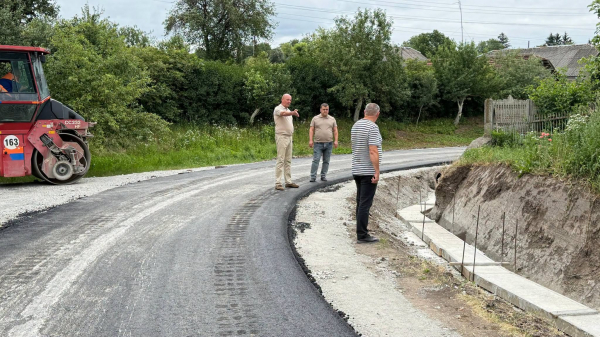 У Почапинцях завершують асфальтування дороги на вулиці Шкільній (фото)