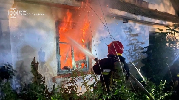 На Тернопільщині горіли поля, будівлі та трансформаторна підстанція (фото)
