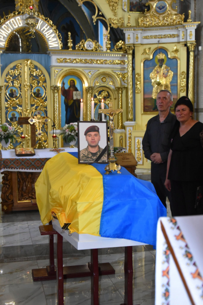 Теребовлянська громада провела в останню путь полеглого захисника Михайла Волочастого (фото)