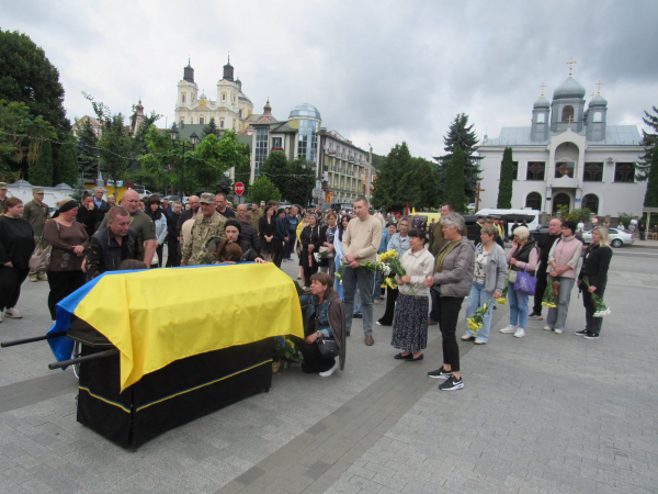 Кременеччина у скорботі: попрощалися з полеглим воїном Сергієм Чумашовим (ФОТО)