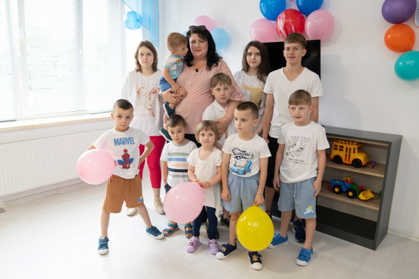 У селі Озерна відкрили дитячий будинок сімейного типу, де виховуватимуть дев'ятьох братів і сестер (фото)