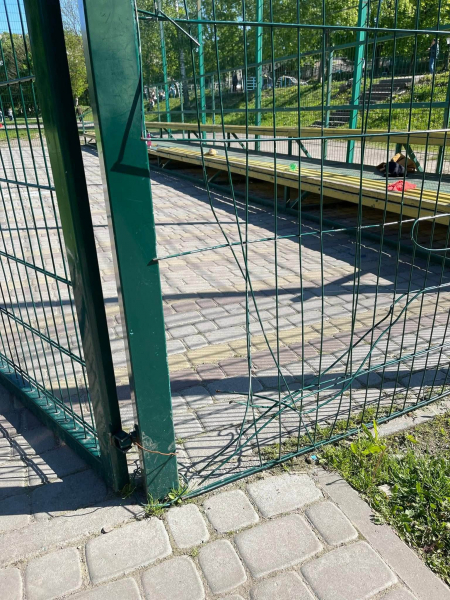 Діти знищують спортивний майданчик на території ліцею №21 у Тернополі (фото, відео)