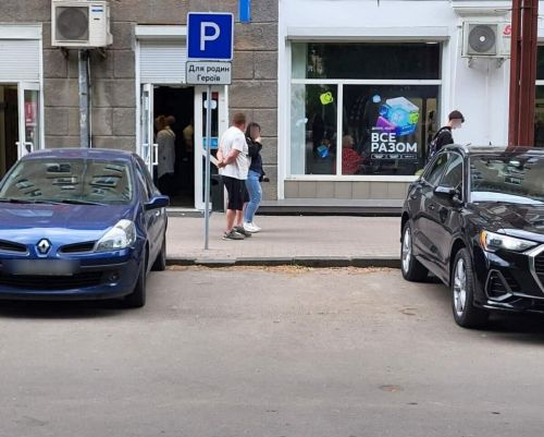 У червні в Тернополі зафіксували 32 випадки незаконного паркування на місцях для родин загиблих і зниклих воїнів