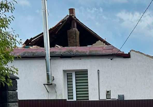 Повалені дерева, пошкоджені покрівлі будівель: на Шумщині вирувала стихія (фото, відео)