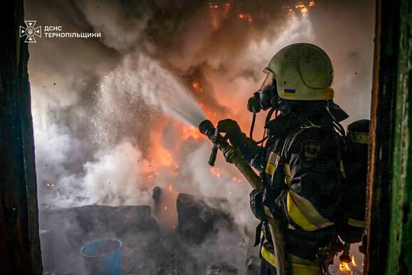 На Тернопільщині сталася масштабна пожежа житлового будинку (фото)
