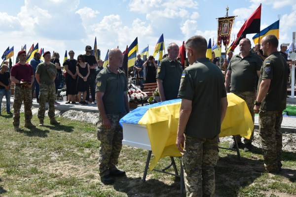 Теребовлянська громада провела в останню путь полеглого захисника Михайла Волочастого (фото)