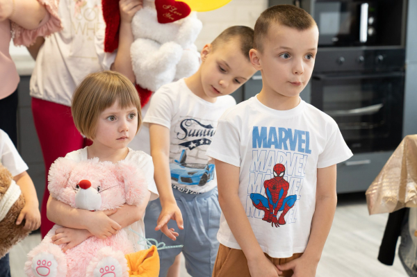 У селі Озерна відкрили дитячий будинок сімейного типу, де виховуватимуть дев'ятьох братів і сестер (фото)