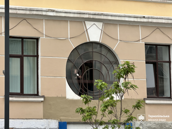 Повернули на місце: відновлене сецесійне вікно встановили у Тернопільській школі №4