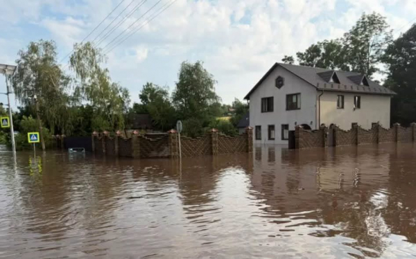 Рятували місцеві: під час негоди на Кременеччині ледь не потонули двоє малих дітей (фото, відео)
