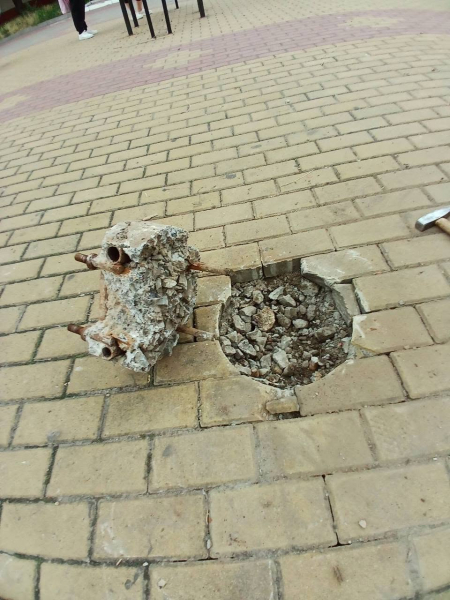 Вирвали разом із бетонною основою: у Тернополі біля школи №22 пошкодили спортивний тренажер (фото)