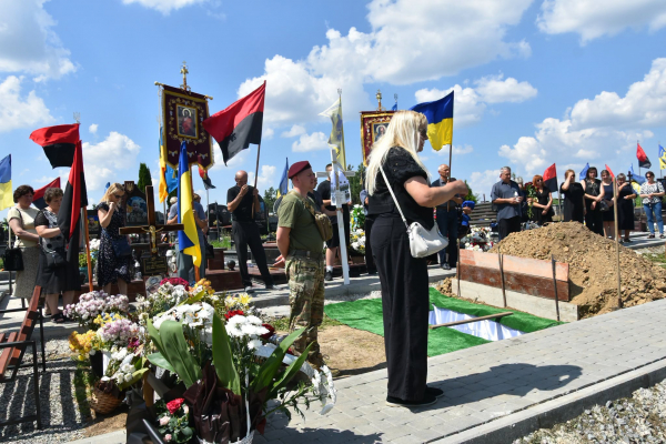 Теребовлянська громада провела в останню путь полеглого захисника Михайла Волочастого (фото)