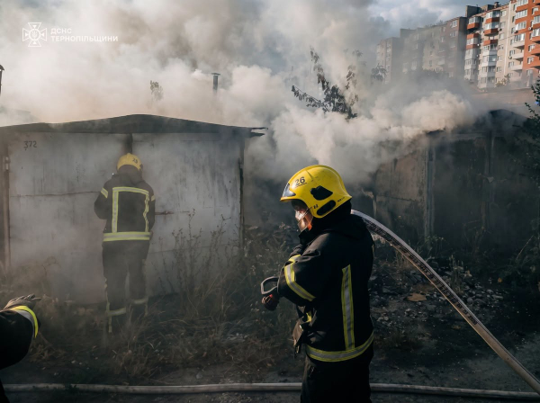 Пожежа охопила сміття та гаражі у Тернополі (ФОТО)