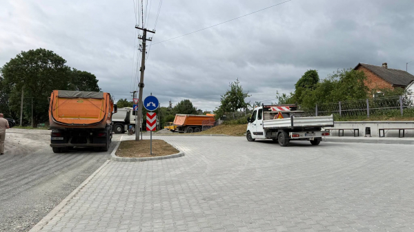 У Почапинцях завершують асфальтування дороги на вулиці Шкільній (фото)