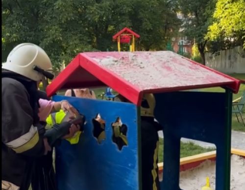 На дитячому майданчику дитина застрягла головою в дерев'яній конструкції пісочниці (відео)