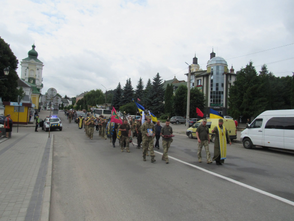 Кременеччина у скорботі: попрощалися з полеглим воїном Сергієм Чумашовим (ФОТО)
