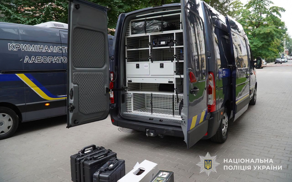 Поліції Тернопільщини передали нові службові авто та мобільні криміналістичні лабораторії (фото)