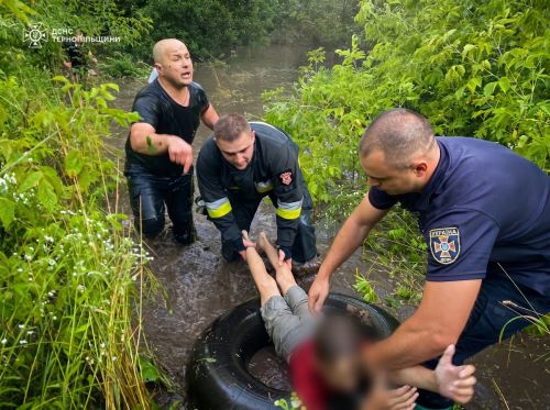 На Кременеччині рятувальники визволили сімох людей із зони підтоплення (фото)