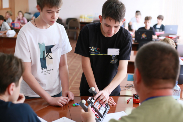Школярі з Тернополя перемогли у всеукраїнських змаганнях із робототехніки (фото)