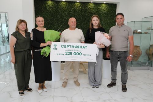 За успіхи на НМТ — 5 тисяч доларів: компанія «Агропродсервіс» нагородила випускницю з Тернопільщини (фото)