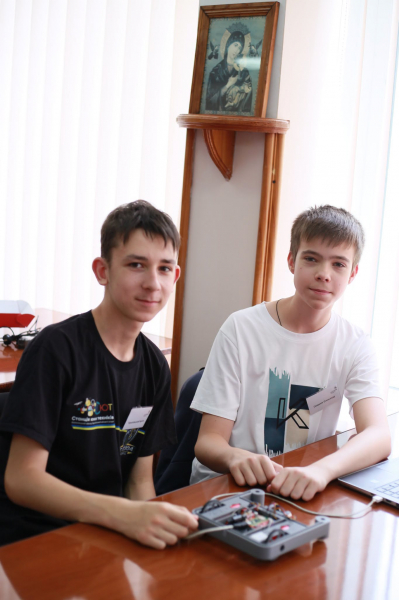 Школярі з Тернополя перемогли у всеукраїнських змаганнях із робототехніки (фото)