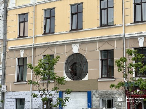Повернули на місце: відновлене сецесійне вікно встановили у Тернопільській школі №4