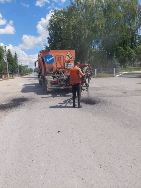 На дорогах Тернопільщини ліквідовують ями та наслідки негоди: які роботи тривають (фото)