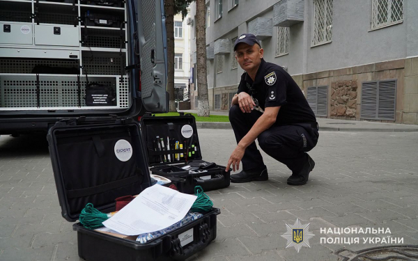 Поліції Тернопільщини передали нові службові авто та мобільні криміналістичні лабораторії (фото)