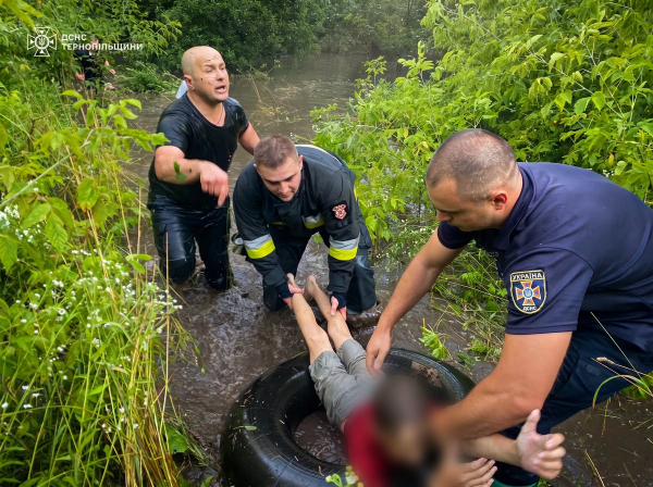 На Кременеччині рятувальники визволили сімох людей із зони підтоплення (фото)