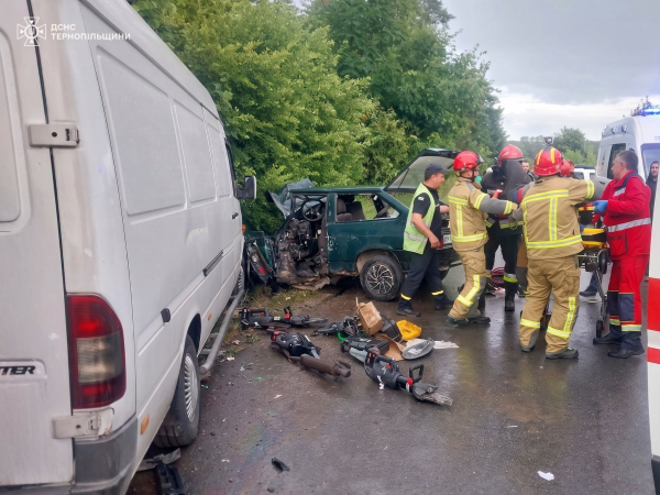 Смертельна ДТП у Скоморохах: водія з авто деблокували рятувальники (ФОТО)